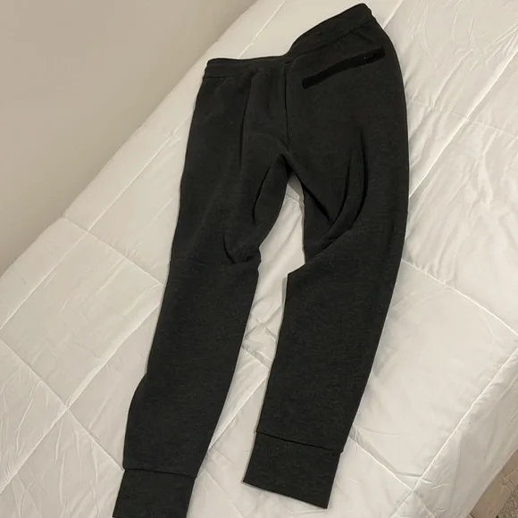 American Eagle Men’s Joggers, Charcoal Gray in color, zip pockets 2 front 1 back - Picture 3 of 5